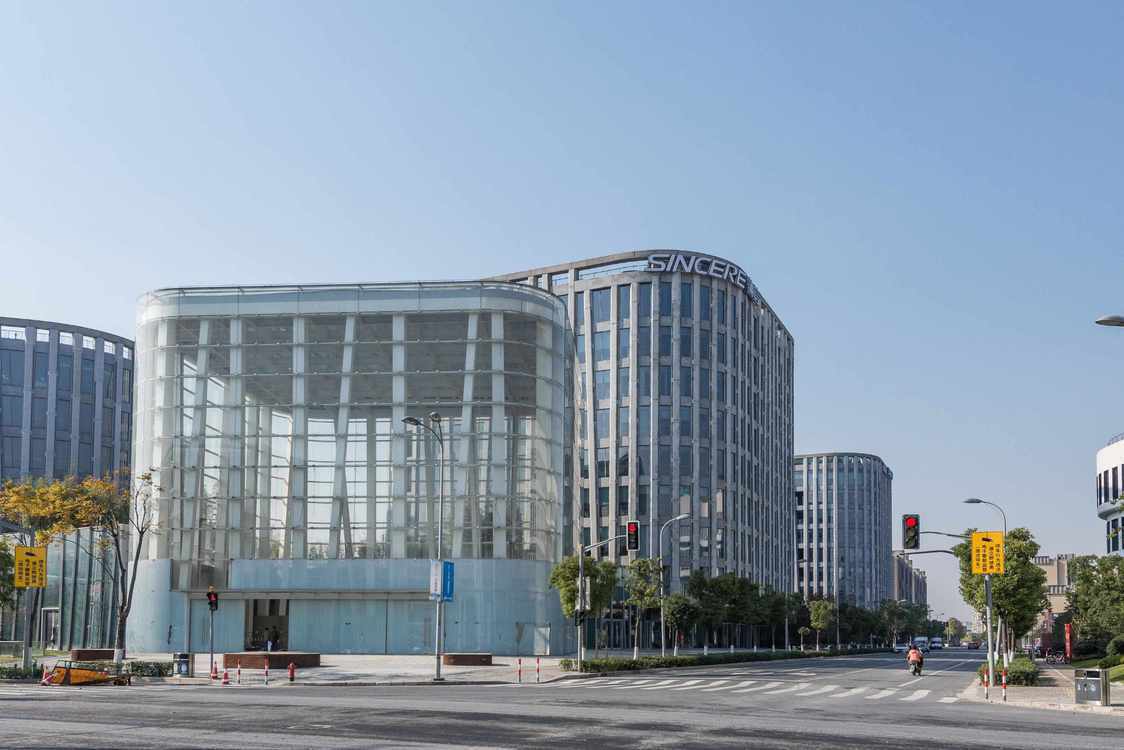 【虹桥协信中心写字楼出租】大虹桥CBD核心商务地标 5A级生态办公空间